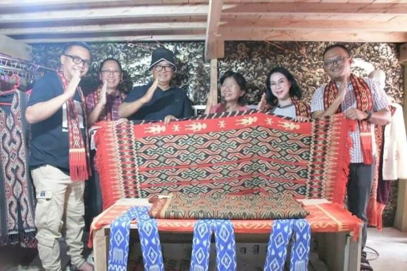 Penjabat Gubernur Sulbar Akmal Malik mengunjungi pelaku usaha mikro kecil dan menengah UMKM yang mengembangkan usaha kain Tenun Sekomandi di Kabupaten Mamuju, Minggu
